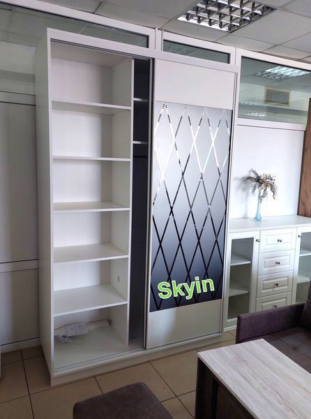 Белый шкаф купе с узкой раздвижной системой и комбин. дверями 6 10098 фото