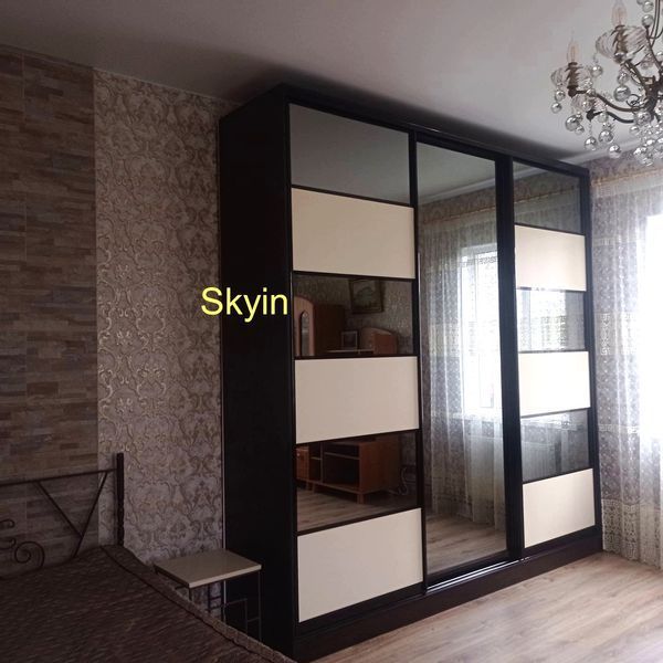 Белый шкаф купе с узкой раздвижной системой и комбин. дверями 6 10098 фото