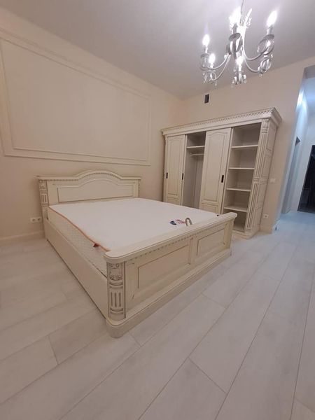 Біла шафа купе Преміум у класичному стилі з дерева дуб 10350 фото