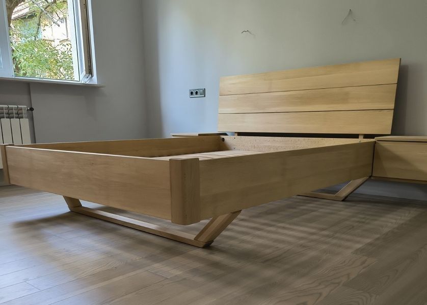 Двоспальне ліжко подіум Мадрид з масиву бука у сучасному дизайні 10305 фото
