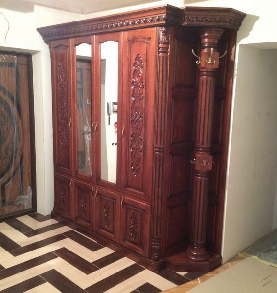 Прихожая классика с точеной вешалкой из дерева на заказ 10262 фото