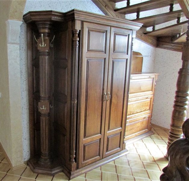 Прихожая классика с точеной вешалкой из дерева на заказ 10262 фото