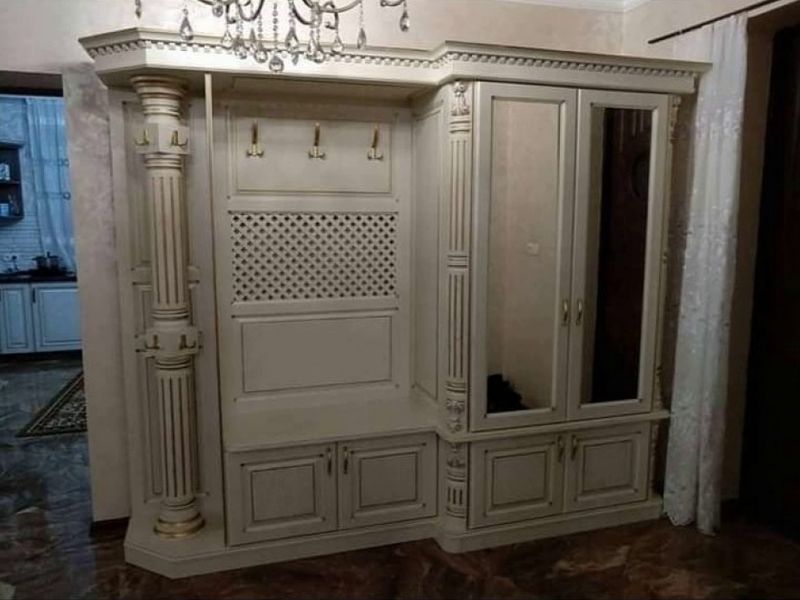 Прихожая классика с точеной вешалкой из дерева на заказ 10262 фото
