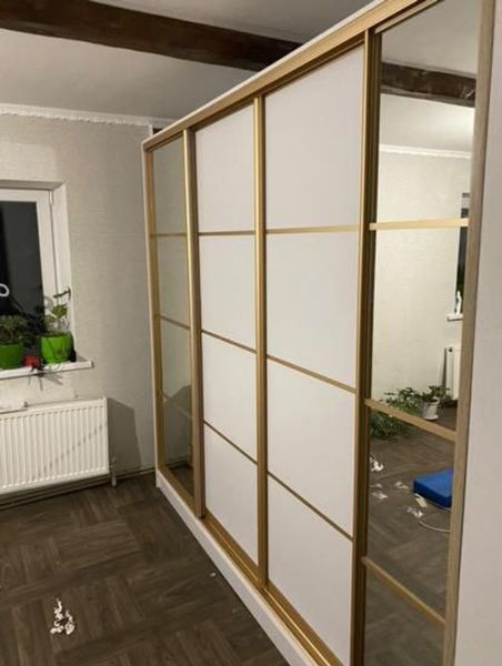 Белый шкаф купе с комбинированными фасадами 7/9 с зеркалом Графит или Бронза 10116 фото