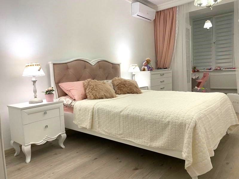 Деревянная кровать на ножках Букет в стиле прованс с высокой спинкой 10223 фото