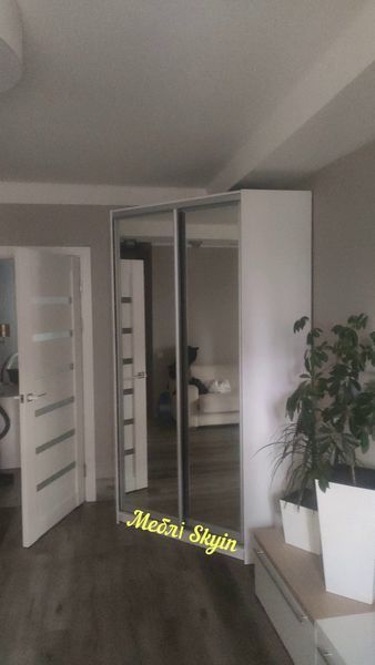 Угловой шкаф купе белого цвета в спальню на заказ 10342 фото