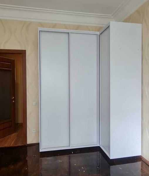 Угловой шкаф купе белого цвета в спальню на заказ 10342 фото