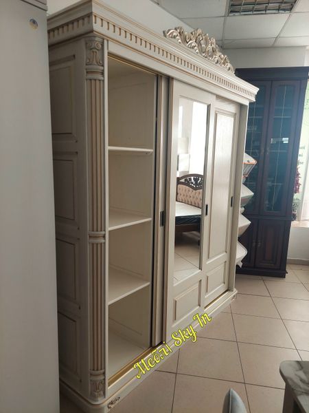 3-дверна шафа-купе Ніколетта з масиву дуба, різьблення та патина 10546 фото