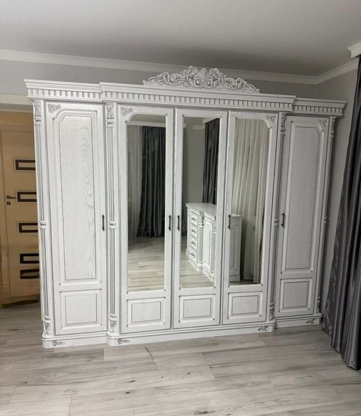 3-дверна шафа-купе Ніколетта з масиву дуба, різьблення та патина 10546 фото